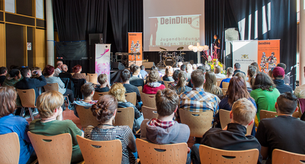 Publikum bei der Preisverleihung des Jugendbildungspreises "DeinDing" am 22.02.2013 im Jugendhaus CANN in Stuttgart (Foto: Ministerium für Soziales und Integration Baden-Württemberg)