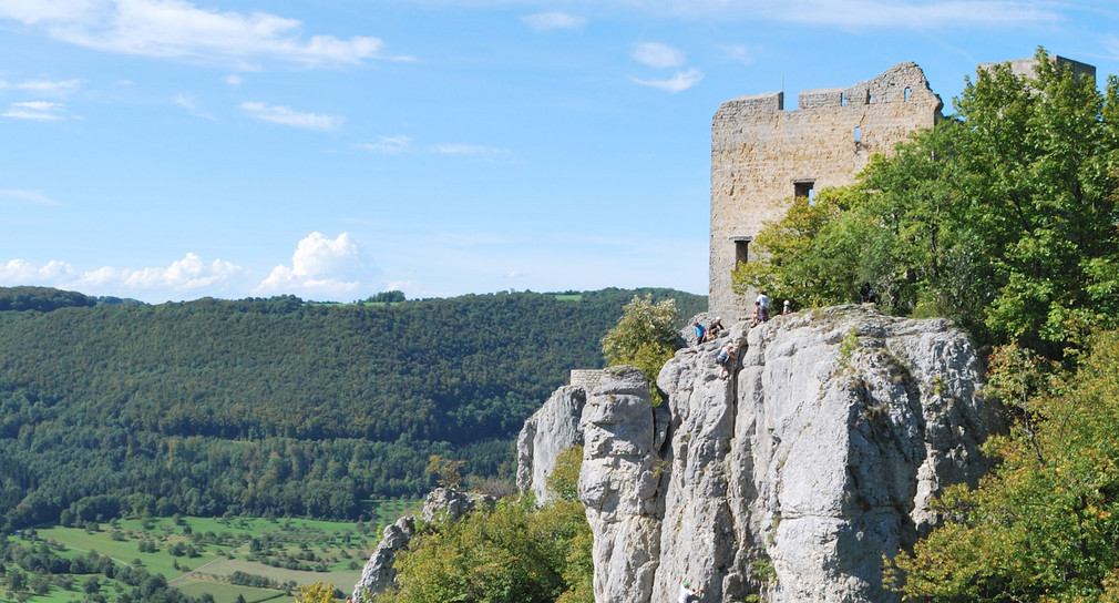 Ruine Reußenstein mit Kletterern an der Felswand (Bild: Wikimedia Commons, Harke, CC BY-SA).