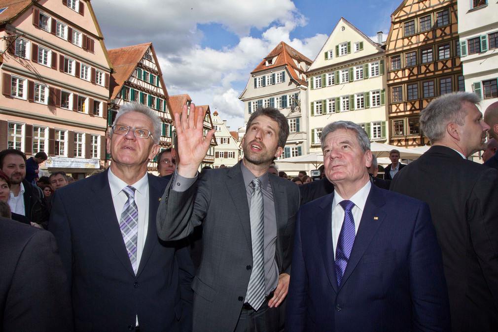 v.l.n.r.: Ministerpräsident Winfried Kretschmann, der Tübinger Oberbügermeister Boris Palmer und Bundespräsident Joachim Gauck auf dem Marktplatz vor dem Rathaus in Tübingen