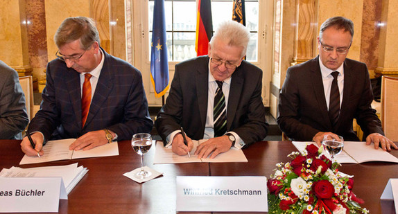 v.l.n.r.: Andreas Büchler, Vorsitzender der AGFS, Ministerpräsident Winfried Kretschmann und Kultusminister Andreas Stoch