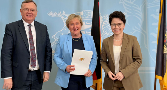 Von links nach rechts: Ministerialdirektor Elmar Steinbacher, Präsidentin des Landesarbeitsgericht Dr. Betina Rieker und Ministerin der Justiz und für Migration Marion Gentges