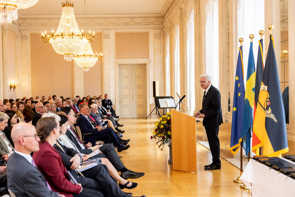 Ministerpräsident Winfried Kretschmann (rechts) bei seiner Ansprache zu den Gästen 