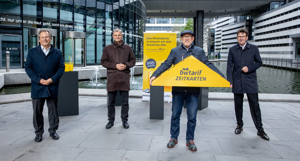 v.l.n.r.: David Weltzien, Vorsitzender der Regionalleitung bei DB Regio Baden-Württemberg, Thomas Balser, Geschäftsführer der Baden-Württemberg-Tarif GmbH, Verkehrsminister Winfried Herrmann und Alexander Pischon, Geschäftsführer des Karlsruher Verkehrsverbunds und der Albtal-Verkehrs-Gesellschaft