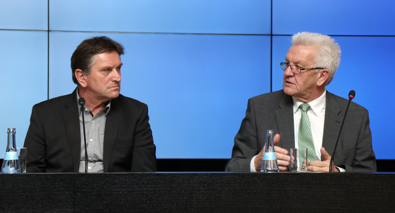 Ministerpräsident Winfried Kretschmann (r.) und Sozialminister Manne Lucha (l.)