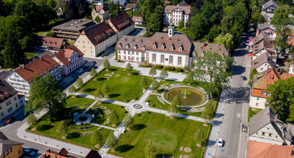 Zinzendorfplatz in der Ortsmitte von Königsfeld