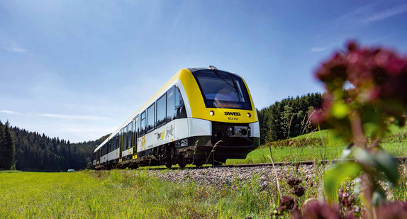 Ein fahrender Regionalzug