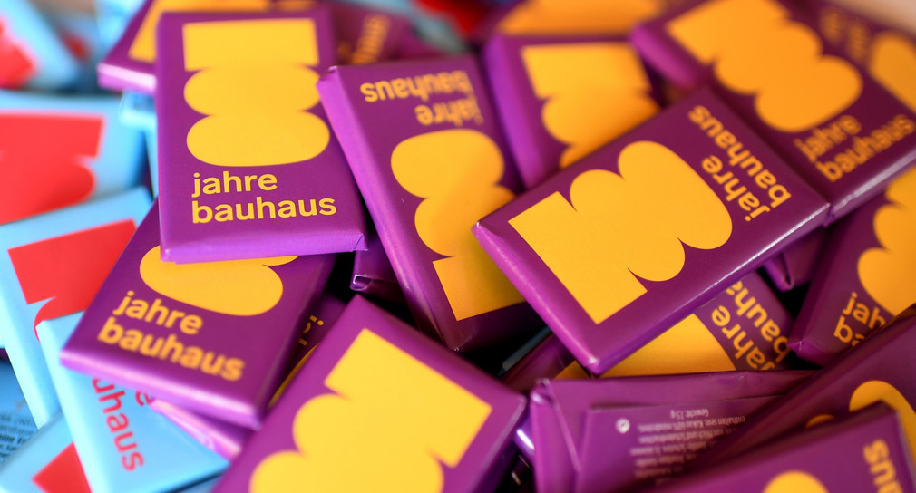 Schokoladentäfelchen bei einer Pressekonferenz zum Bauhaus-Jubiläum (Bild: © dpa)