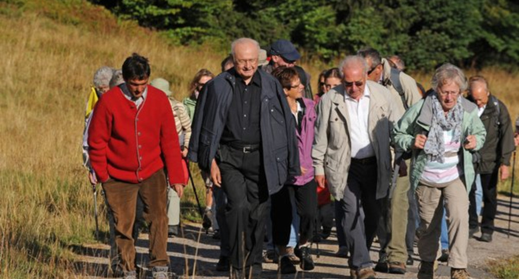 Der Vorsitzende der Deutschen Bischofskonferenz, Erzbischof Robert Zollitsch (2.v.l.), wandert am Sonntag (28.08.2011) auf dem Feldberg im Schwarzwald. (Foto: dpa)