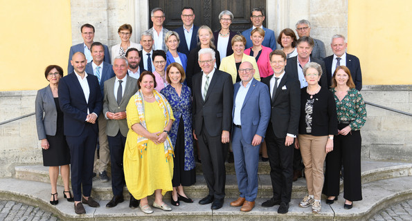 Gruppenbild des Kabinetts vor dem Deutschordensschloss in Bad Mergentheim