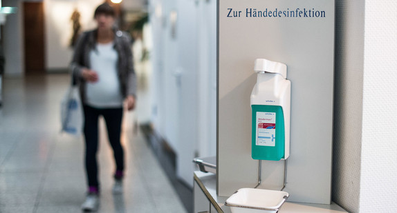 Ein Stand zur Händedesinfektion in einem Krankenhaus (Symbolbild: © dpa).