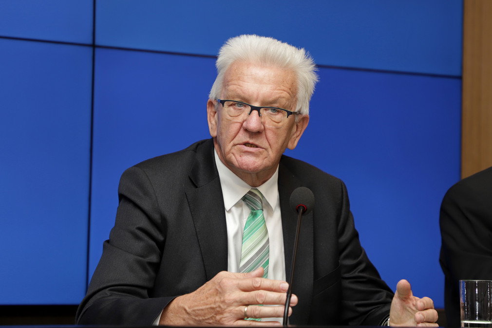Ministerpräsident Winfried Kretschmann bei der Regierungspressekonferenz (Bild: Staatsministerium Baden-Württemberg)