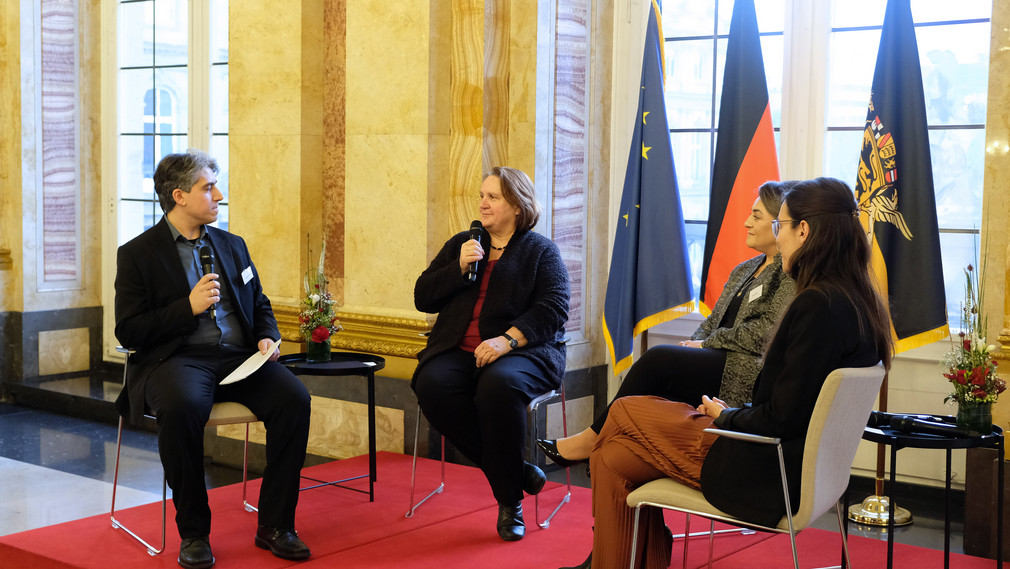 Gesprächsrunde mit Kultusministerin Theresa Schopper (2. von links)