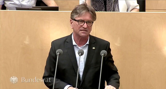 Baden-Württembergs Gesundheitsminister Manne Lucha am Redepult im Bundesrat