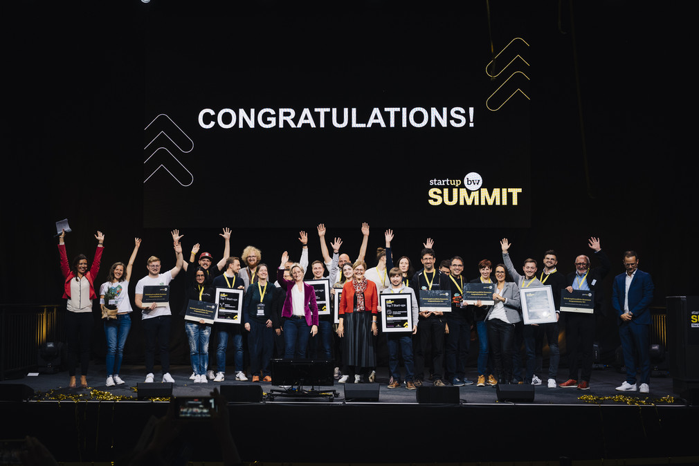 Veranstaltung Start-up BW Summit 2022 Die Top 7 Start-ups des Start-up BW Summits auf der Bühne mit Ministerin Hoffmeister-Kraut
