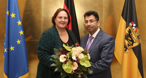 Staatsministerin Theresa Schopper (l.) und Mirza Dinnayi (r.) (Bild: Staatsministerium Baden-Württemberg)