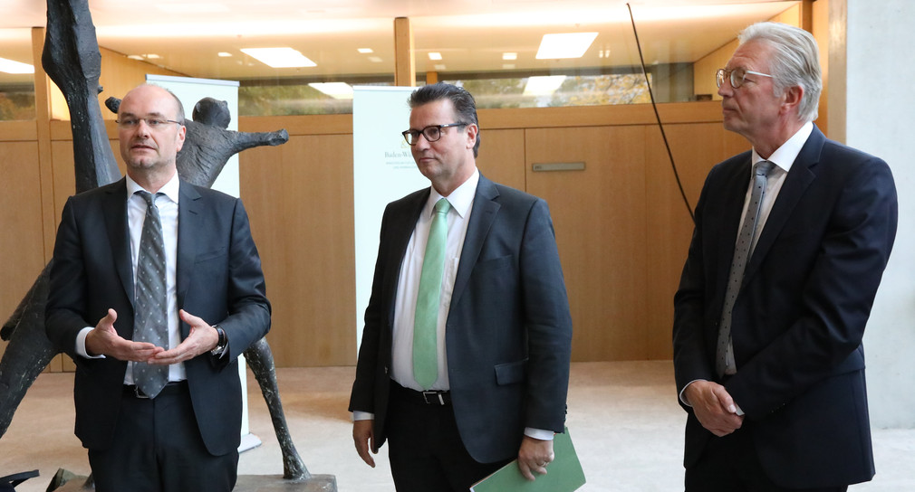 v.l.n.r.: Hermann Hutter, Landwirtschaftsminister Peter Hauk und Roger Kehle (Bild: © Ministerium für Ländlichen Raum und Verbraucherschutz)