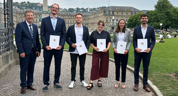von links nach rechts: Prüfungsausschussvorsitzender Gerhard Grams, Till Brückel, Markus Hellebrand, Felicia Rix, Vera Kozel und Marius Gißler