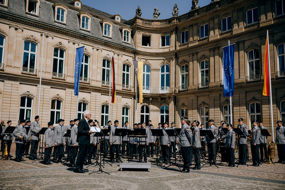 Ministerpräsident Winfried Kretschmann spricht zu den Mitgliedern des Heeresmusikkorps Ulm der Bundeswehr