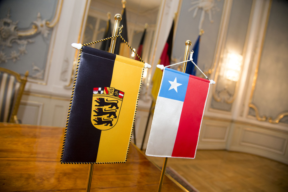 Die Flaggen von Baden-Württemberg (l.) und Chile (r.)