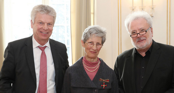 v.l.n.r.: Jürgen Kessing, Oberbürgermeister von Bietigheim-Bissingen, Lore Bernecker-Boley und Staatsminister Klaus-Peter Murawski