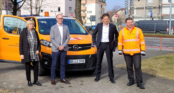 Amtschef Dr. Schneider gemeinsam mit Abteilungsleiterin Ulrike Kessler und Erster Landesbeamter Martin Wuttke und Tillmann Faust vom Vermessungsamt Böblingen