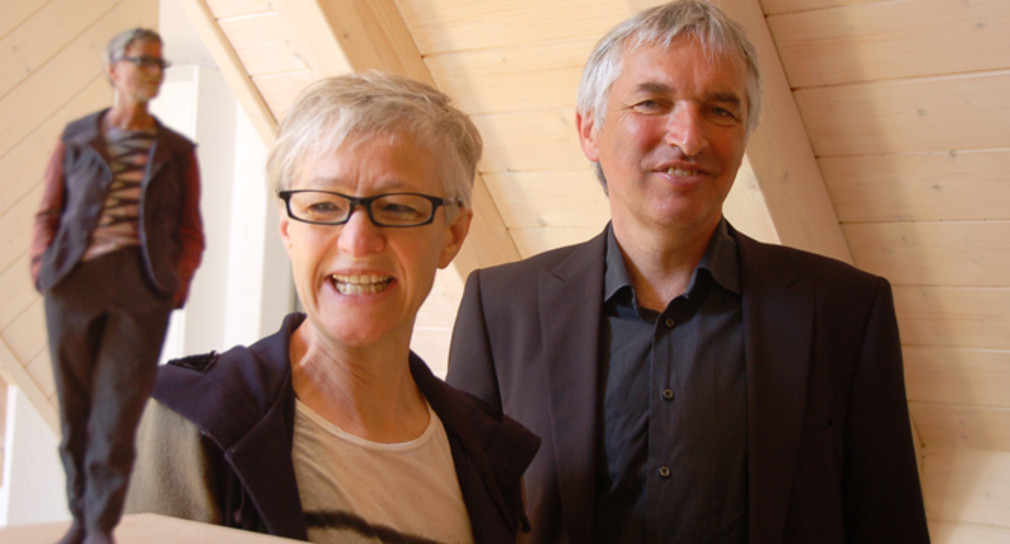Staatssekretär Jürgen Walter und Karin Sander in der Preisträgerausstellung im Bernauer Hans-Thoma-Kunstmuseum, Foto: Kathrin Blum