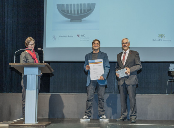 Verleihung des Handwerkspreises 2022 an Philipp Friedrich (v.l.n.r.): Julia Rabenstein (Jurysprecherin), Philipp Friedrich, Joachim Krimmer (Präsident der Handwerkskammer Ulm)