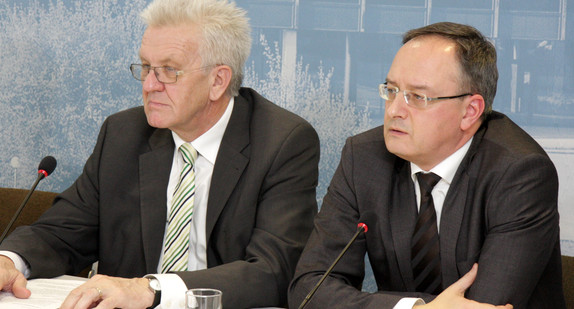 Ministerpräsident Winfried Kretschmann (l.) und Kultusminister Andreas Stoch (r.), bei der Regierungspressekonferenz am 25. Februar 2014 in Stuttgart