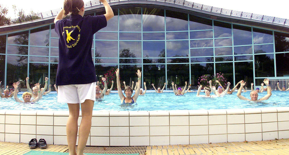 Badegäste halten im Kurbad Solemar in Bad Dürrheim während einer Gymnastikübung die Hände in die Luft. (Foto: © dpa)