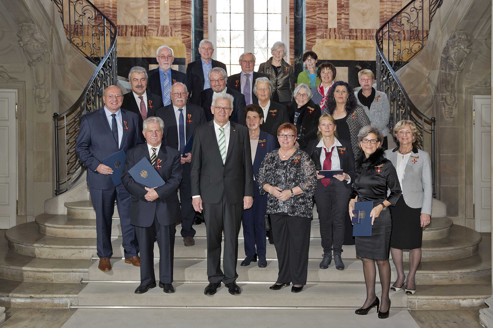 Gruppenbild mit Ministerpräsident Winfried Kretschmann und den Ordensträgerinnen und -trägern