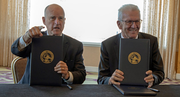 Ministerpräsident Winfried Kretschmann (r.) und der Gouverneur von Kalifornien, Edmund G. „Jerry“ Brown (l.), bei der Unterzeichnung einer Absichtserklärung zur Begründung einer Landespartnerschaft in San Francisco (Foto: Staatsministerium Baden-Württemberg)