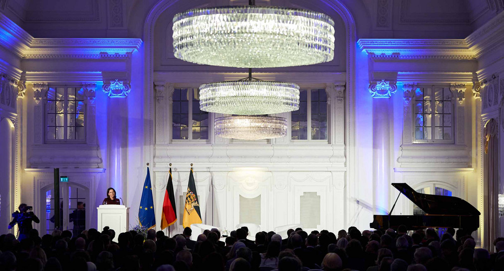 Blick von hinten in den Saal während der Rede von Bundesaußenministerin Annalena Baerbock
