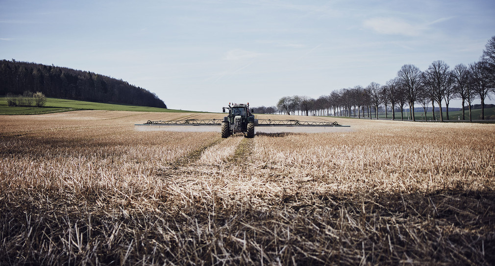 Ein Traktor fährt über ein Feld und bringt Glyphosat aus. (Foto: Steven Lüdtke/Forum Moderne Landwirtschaft/dpa)