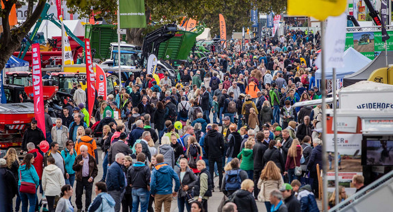 Besucher laufen über das Landwirtschaftliche Hauptfest auf dem Cannstatter Wasen.