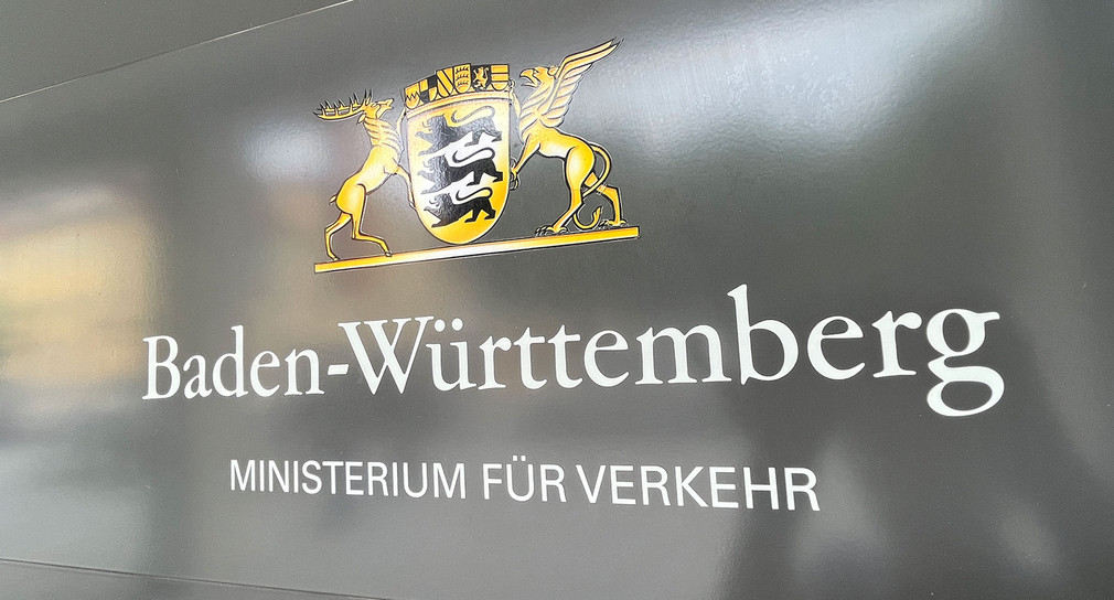 Logo des Verkehrsministerium an einer Hauswand.