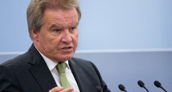 Franz Untersteller, Minister für Umwelt, Klima und Energiewirtschaft am Rednerpult im Landtag von Baden-Württemberg (Bild: © dpa).