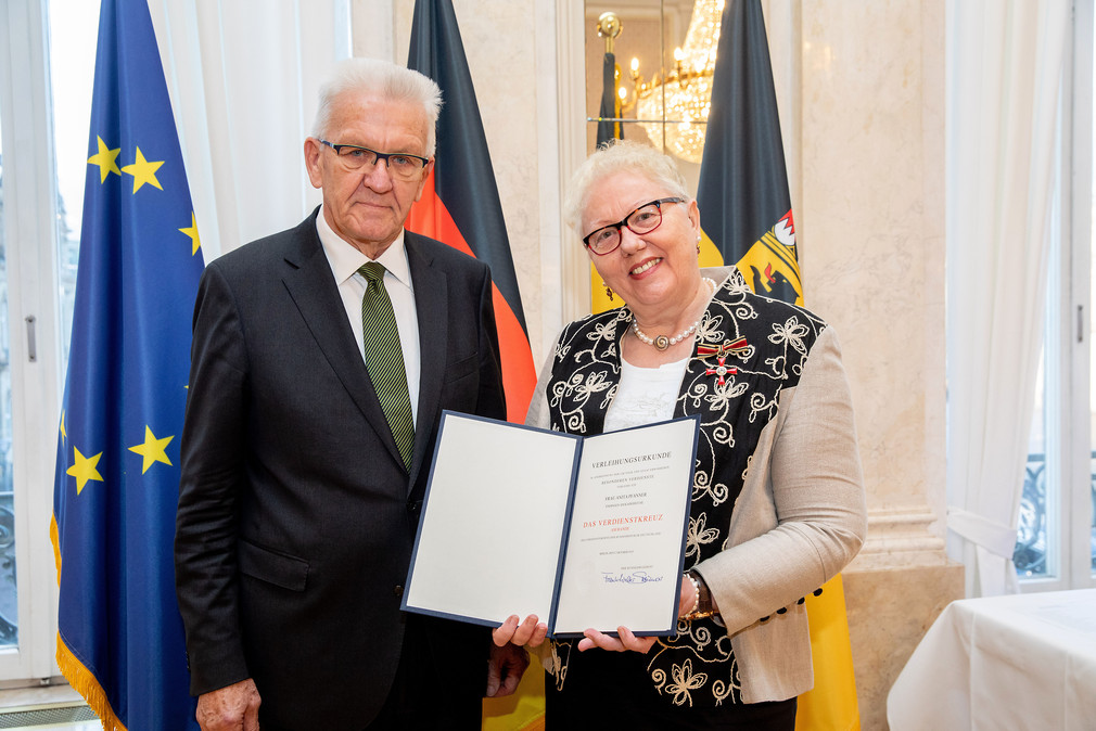 Ministerpräsident Winfried Kretschmann (l.) und Anita Pfanner (r.), Endingen am Kaiserstuhl (Bild: Staatsministerium Baden-Württemberg)