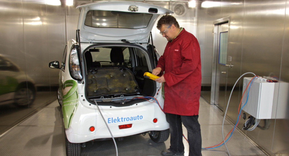 Untersuchungen an einem Elektroauto in einem Labor des Zentrums für Sonnenenergie- und Wasserstoffforschung Baden-Württemberg (Bild: © ZSW BW)