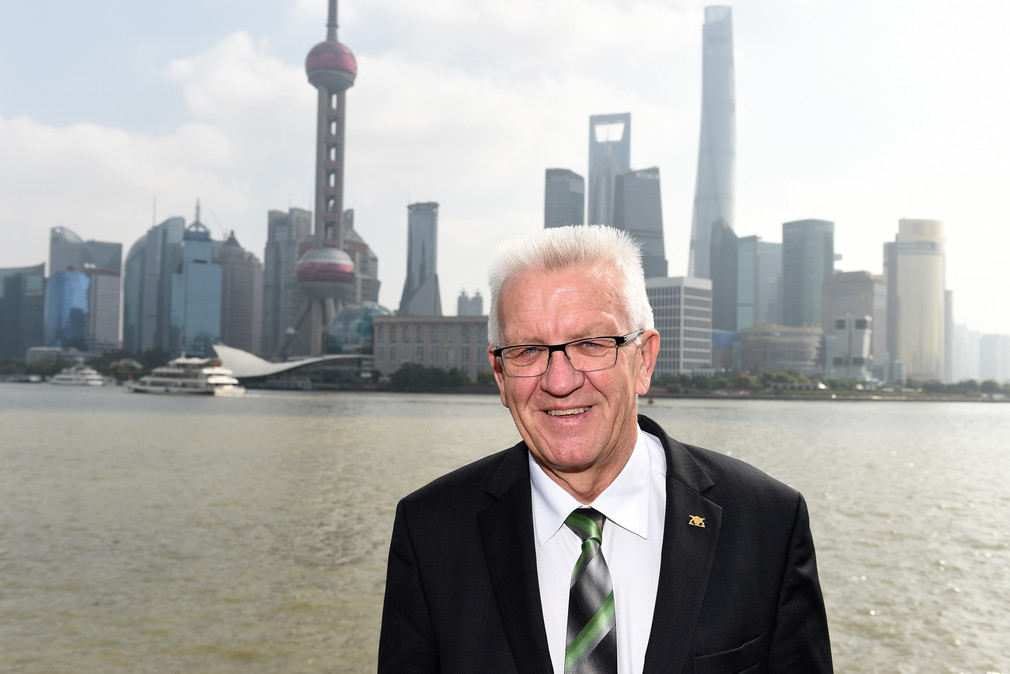 Ministerpräsident Winfried Kretschmann steht auf dem Promenadenabschnitt „Bund“ in Shanghai. 