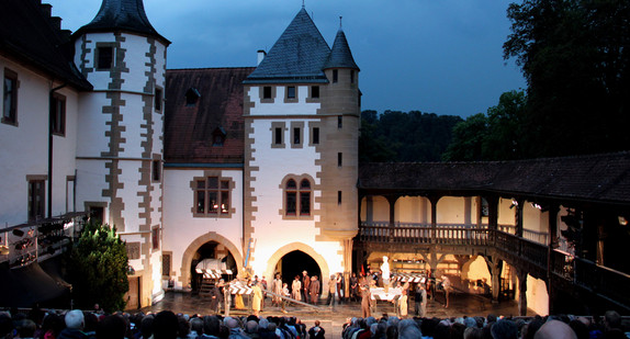Eine Aufführung im Rahmen der Burgfestspiele Jagsthausen im Jahr 2016