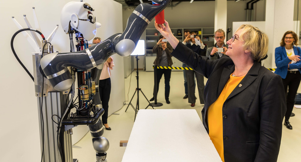 Wissenschaftsministerin Theresia Bauer interagiert mit einem Roboter (Bild: © Jörg Abendroth)