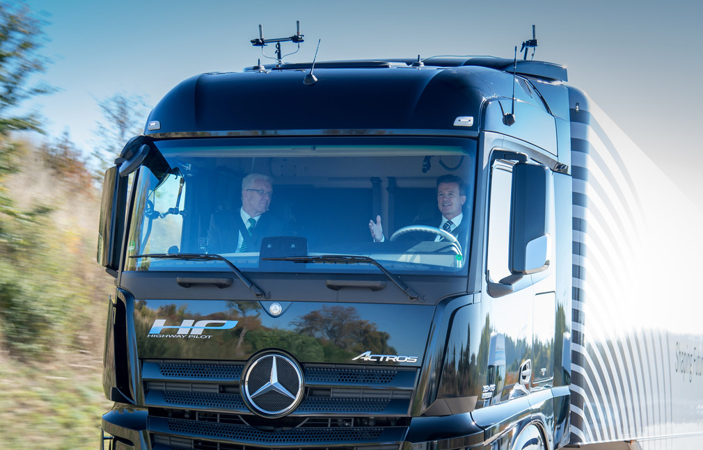 Ministerpräsident Winfried Kretschmann (l.) und Daimler-Vorstand Dr. Wolfgang Bernhard (r.) fahren im Mercedes-Benz Actros auf der A8. (Foto: Daimler AG)