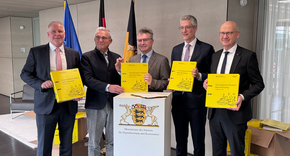 Übergabe Krisenmanagement-Handbuch