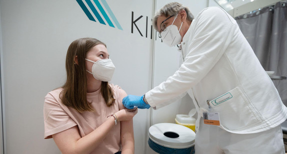 Eine junge Frau, die durch die Aufhebung der Priorisierung bei Corona-Impfungen impfberechtigt ist, bekommt im Impfzentrum des Klinikum Stuttgart ihre Erstimpfung mit dem Corona-Impfstoff von Moderna.