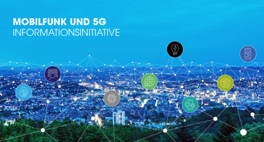 Luftbild vom nächtlichen Stuttgart mit Netzstrukturen und technischen Symbolen als Fotocollage für die Informations- und Kommunikationsinitiative „Mobilfunk und 5G“ des Wirtschaftsministeriums.