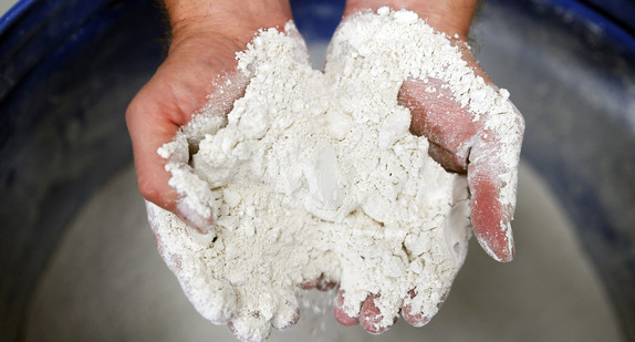 Auf dem Gelände des Karlsruher Instituts für Technologie (KIT) wird ein neu entwickelter Celitement gezeigt. Bei der neuen Produktionsmethode des Zements fällt etwa 50 Prozent weniger Treibhausgas CO2 an. (Bild: dpa)