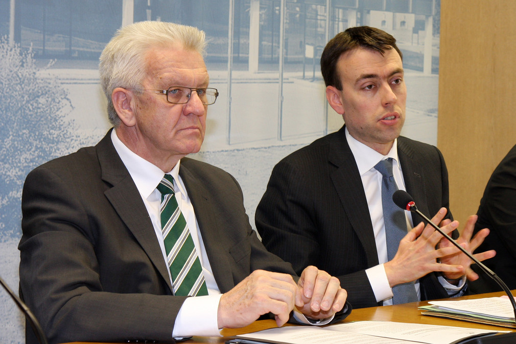 Ministerpräsident Winfried Kretschmann (l.) und Finanz- und Wirtschaftsminister Nils Schmid (r.)