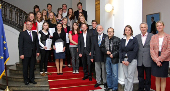Gruppenbild mit den Preisträgerinnen und Preisträgern des Wettbewerbs „Rede über Europa“ am 16. Mai 2013 in der Villa Reitzenstein in Stuttgart
