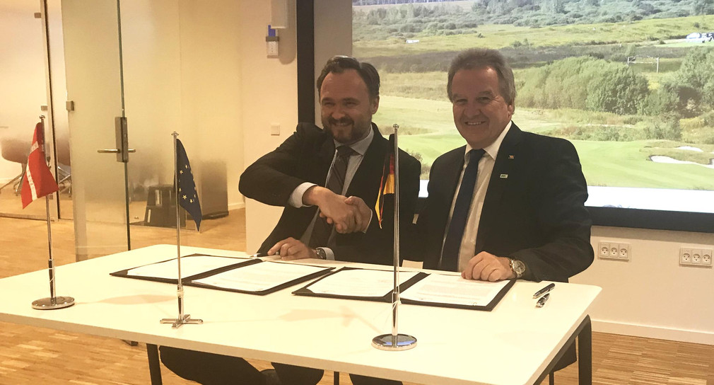 Umwelt- und Energieminister Franz Untersteller (rechts) und der dänische Minister für Energie und Klima, Dan Jørgensen, unterzeichnen in Kopenhagen eine neue „Declaration of Intent (Dol)“.