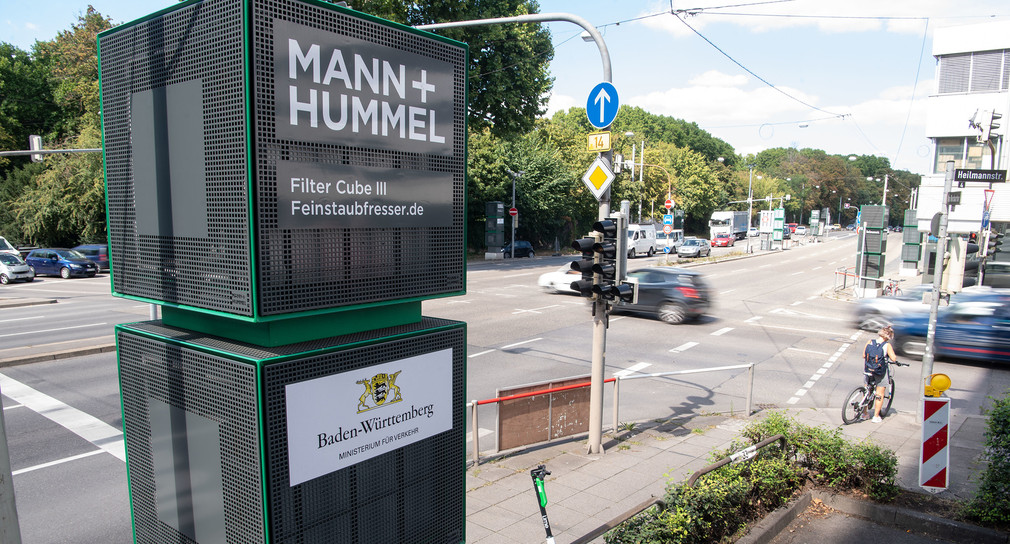 Luftfiltersäulen stehen am Stuttgarter Neckartor am Straßenrand. (Bild: © picture alliance/Marijan Murat/dpa)